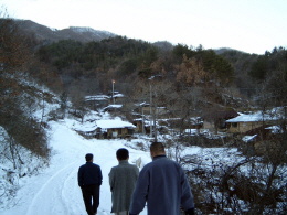 이 뒷 모습들은 희망인가 쓸쓸함인가. 카메라 촛점을 맞추다가 잠시 숨을 멈추어 본다. 